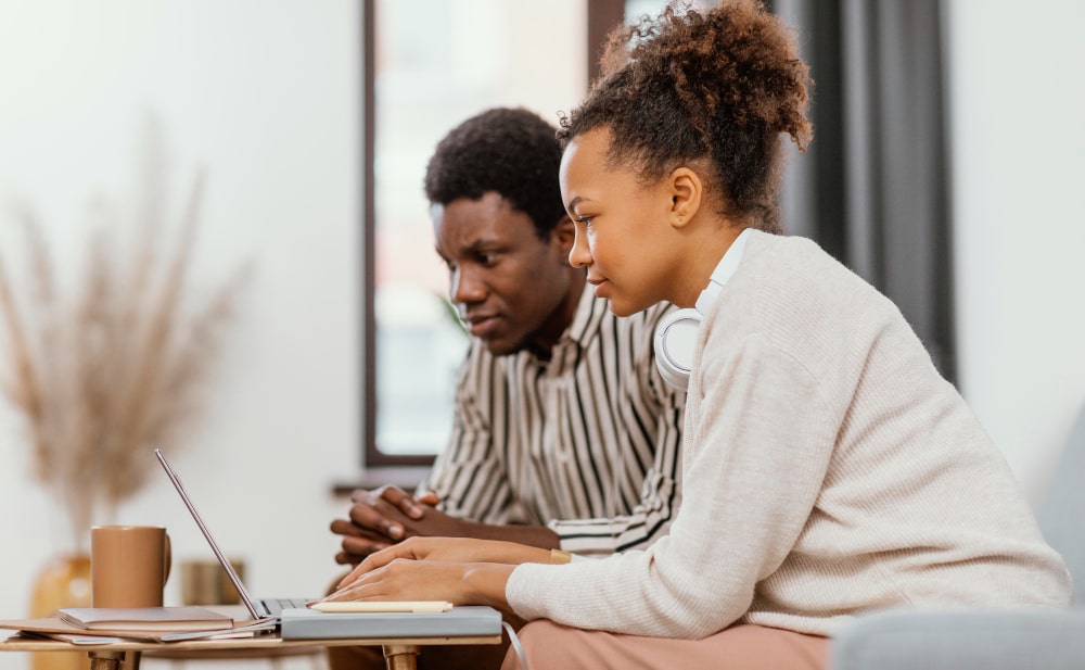 2 personnes en train de collaborer